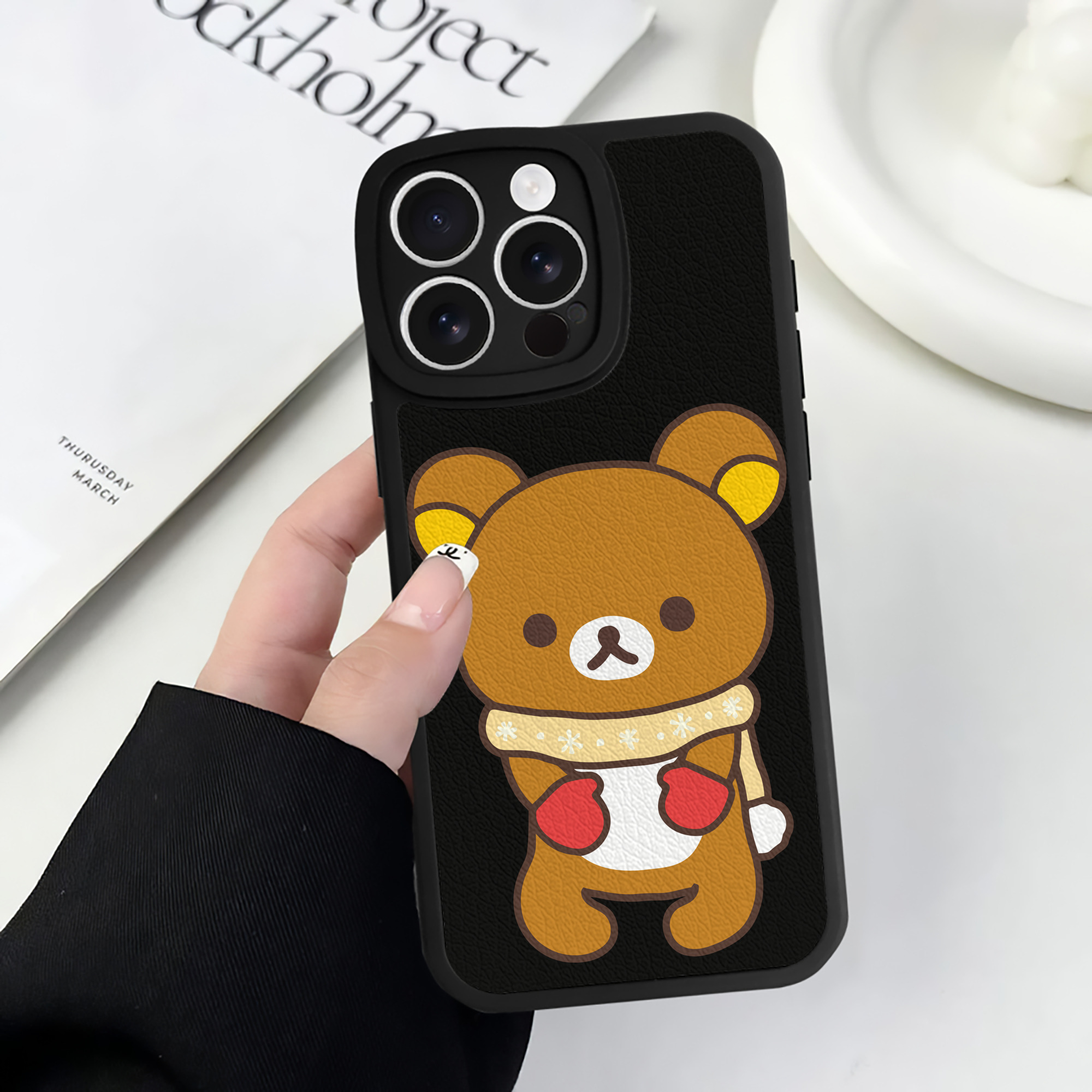 （画像用） リラックマ リラックマ キイロイトリ Rilakkuma Korilakkuma Kiiroitori 【iPhone 16シリーズ対応】シリコンスマホケース（レザー調） 材質：シリコン